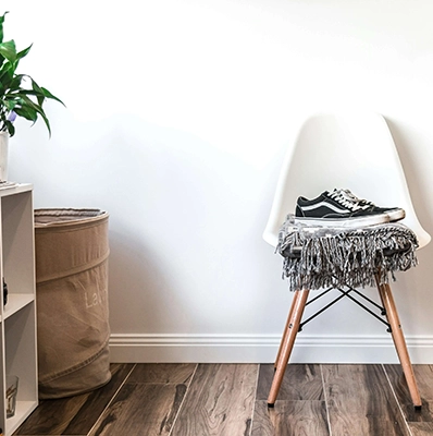 Charles Eames Plastic Chair mit Vans