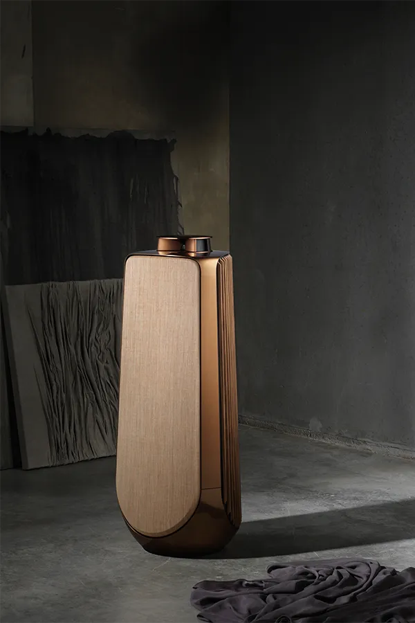 Beolab 50 vor dunklem Hintergrund