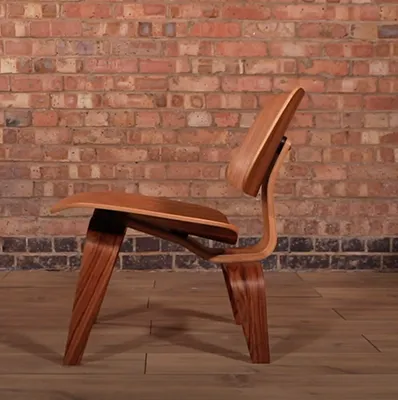 Eames Plywood Chair vor Wand