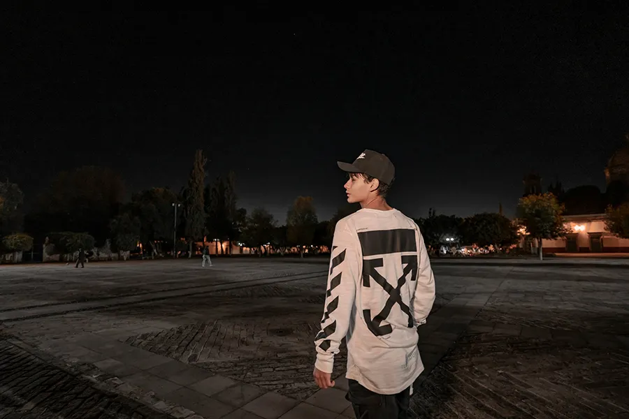 Jugendlicher mit Off-White Pullover