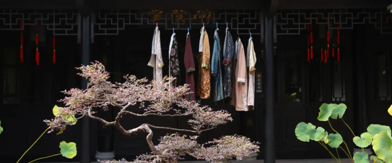 Mehrere moderne Kimonos