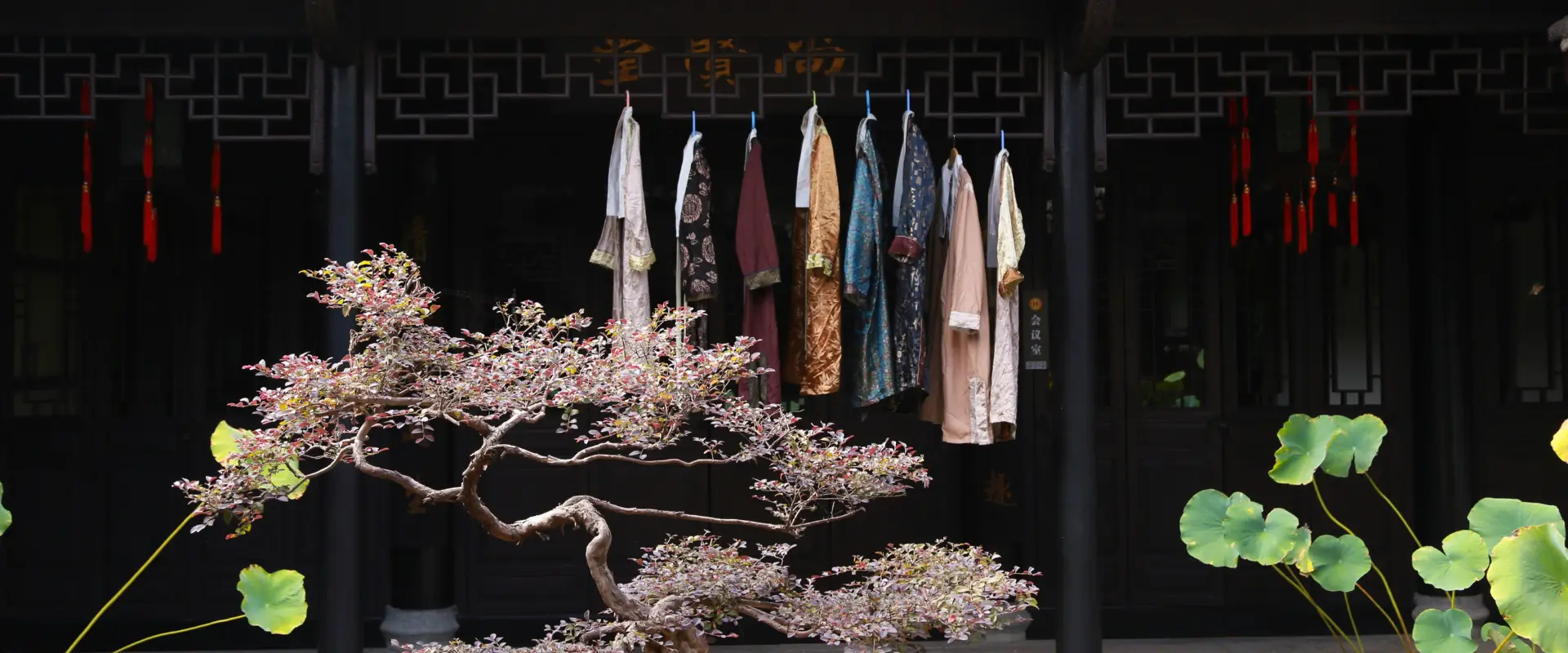 Mehrere moderne Kimonos